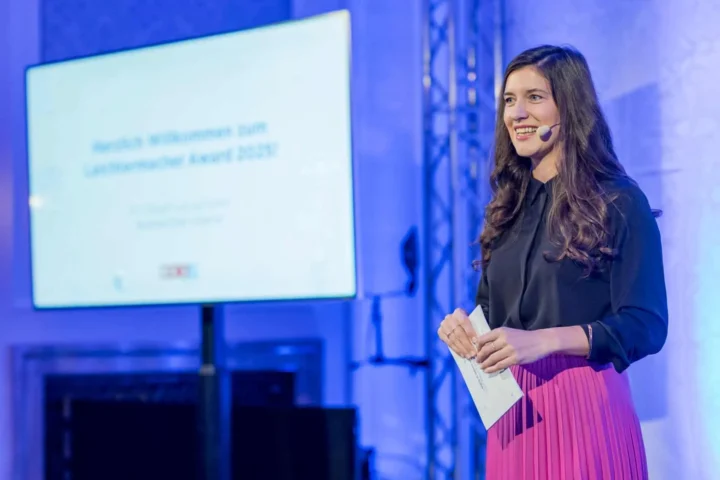 Vrouw presenteert Leichtermacher Award 2023