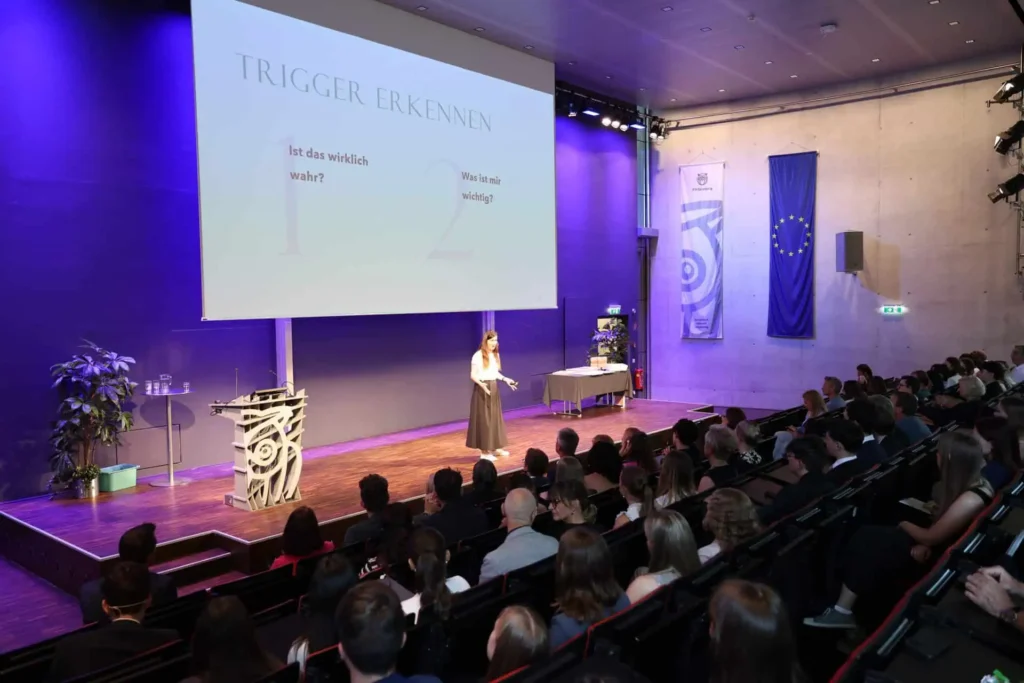 Keynote Speakerin Marina Herzmayer beim Event der Salzburger Nachrichten.