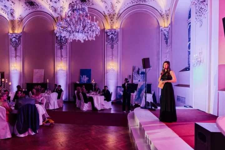 Eventmoderatorin Marina Herzmayer moderiert eine Gala.