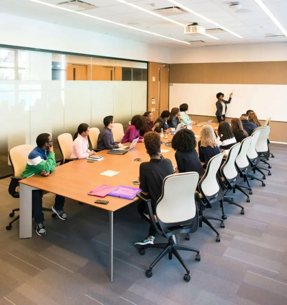 Motivbild Präsentationstraining mit Marina Herzmayer in einer Firma.